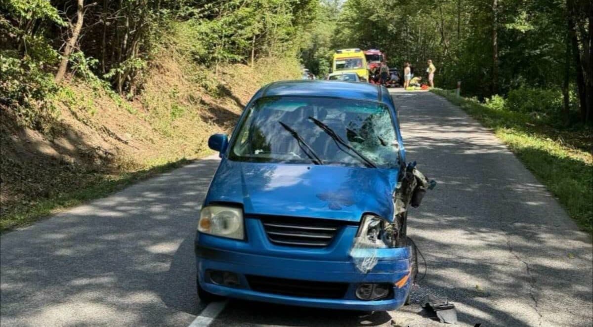 Fotografia k článku Opitý nevodič zrazil pri Medzeve motorkárov. Spolujazdci z auta ušli a zraneným nepomohli