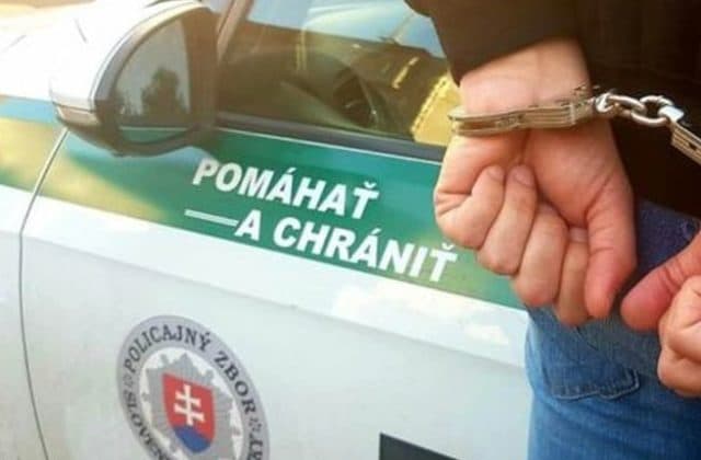 Ukradol jej bundu s vecami, polícia ho chytila za pár minút