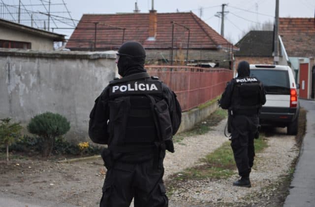 Polícia zasahovala vo Veľkej Ide. Na agresívny dav museli použiť VAROVNÉ VÝSTRELY!