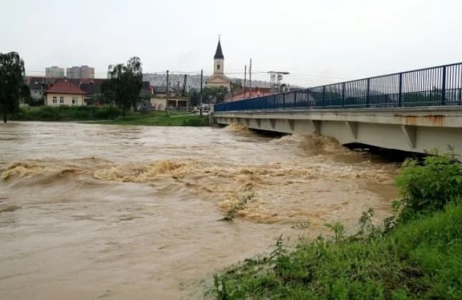 Meteorológovia vydali výstrahu druhého stupňa pred povodňou z trvalého dažďa pre okres Košice-okolie