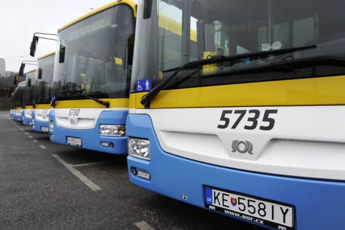Zamestnanci DPMK podporia protestnú akciu trúbením na zastávkach