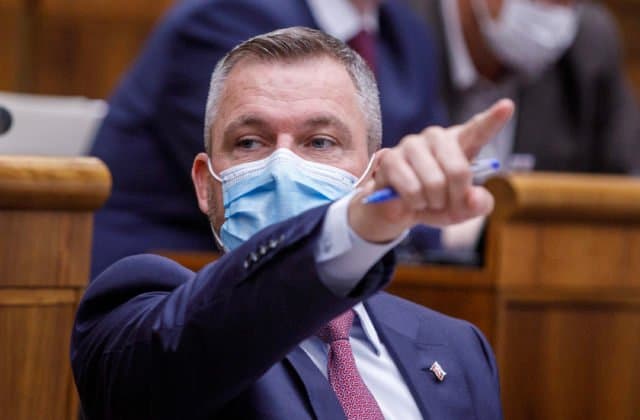 Pellegrini vyzval ministra vnútra na demisiu, odvolávať chce aj Hegera (video)
