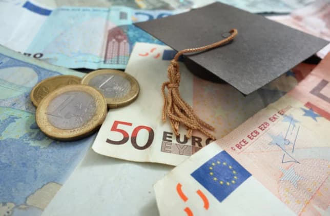 Absolventom vznikajú povinnosti voči Sociálnej poisťovni až pri uplatnení sa na pracovnom trhu