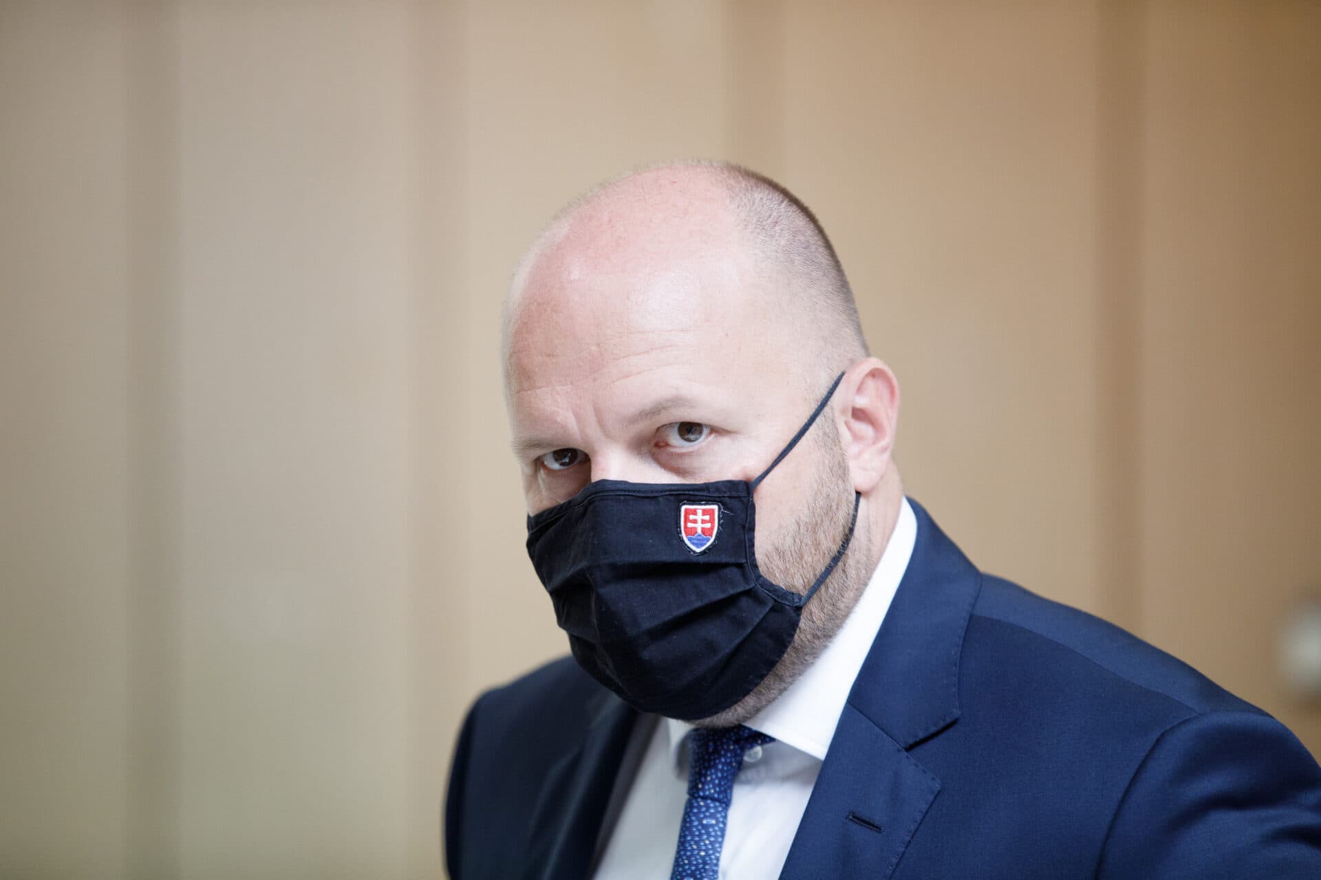 Minister obrany Jaroslav Naď verí, že prijaté opatrenia nebudú trestať zaočkovaných