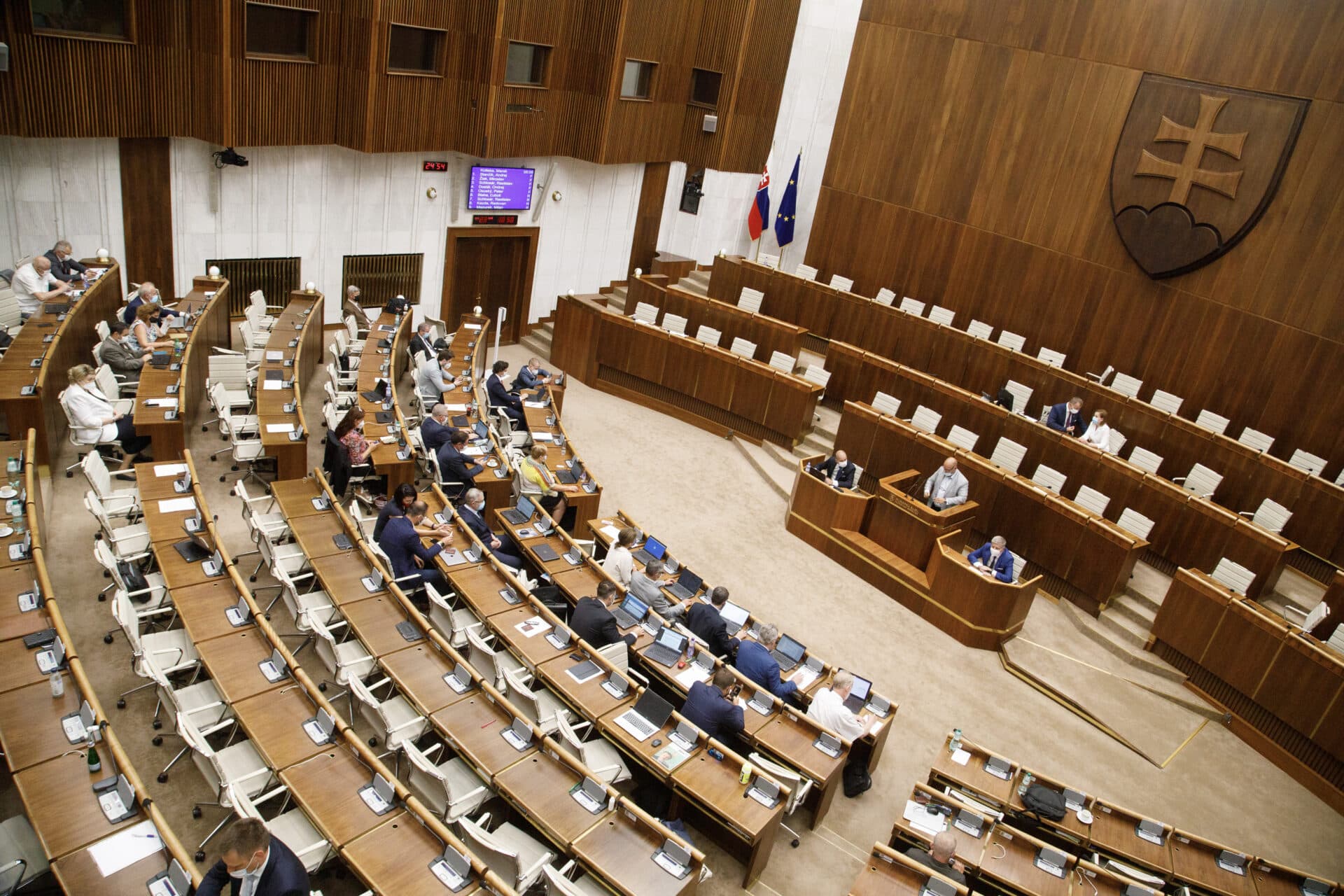 Poslanci dnes budú rokovať o zálohovaní jednorazových obalov a aj odvolávaní Mikulca