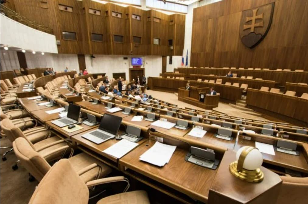 Novelu zákona o náhradnom výživnom posunul parlament do druhého čítania