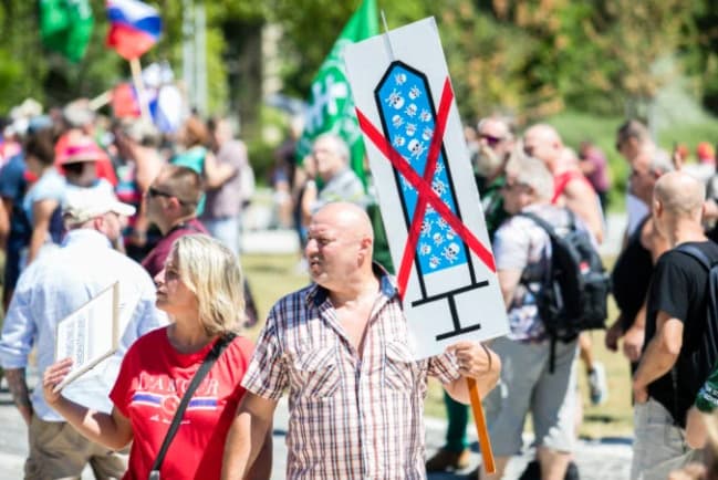 Tisíce ľudí vo Francúzsku protestovali proti očkovaniu