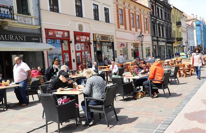 Takmer polovica podnikateľov v gastre avizuje menej hostí ako pred koronou