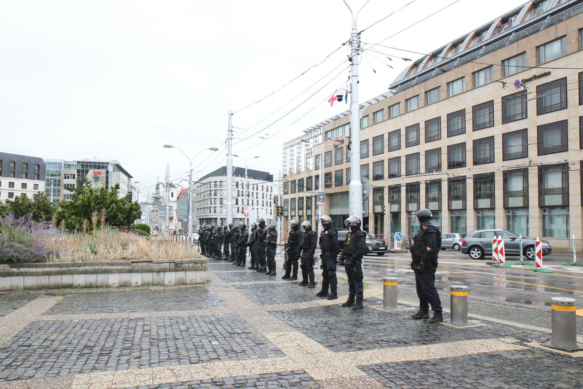 Protestujúci na Hodžovom námestí v Bratislave začali blokovať dopravu