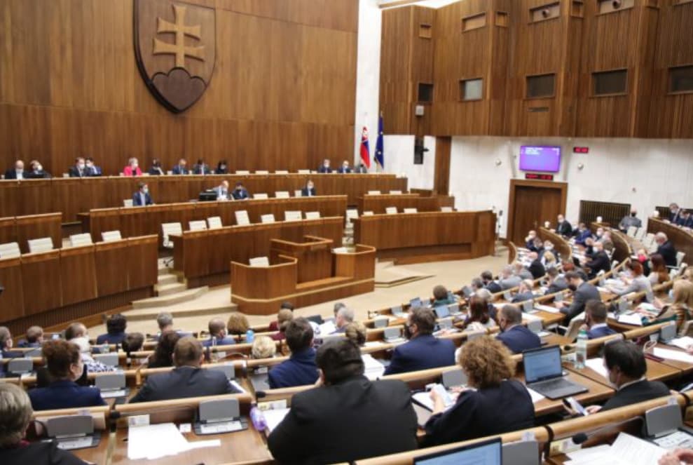 Parlamentné kluby mesačne dostávajú 4 445 eur