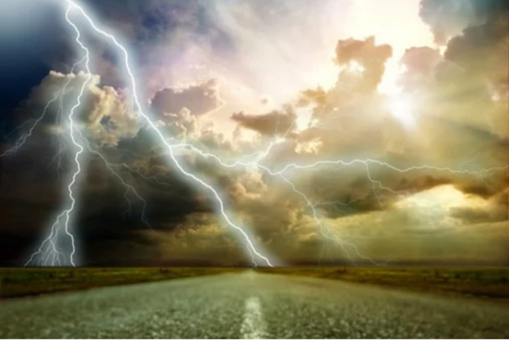 Meteorológovia vydali výstrahy pred silnými dažďom aj búrkam