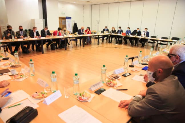 Vláda bude s odborármi rokovať o skoršom zvyšovaní platov v štátnej a verejnej službe
