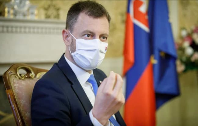 Premiér Heger je za povinné očkovanie. Vláda podľa neho zničila zdravotníctvo aj verejné financie