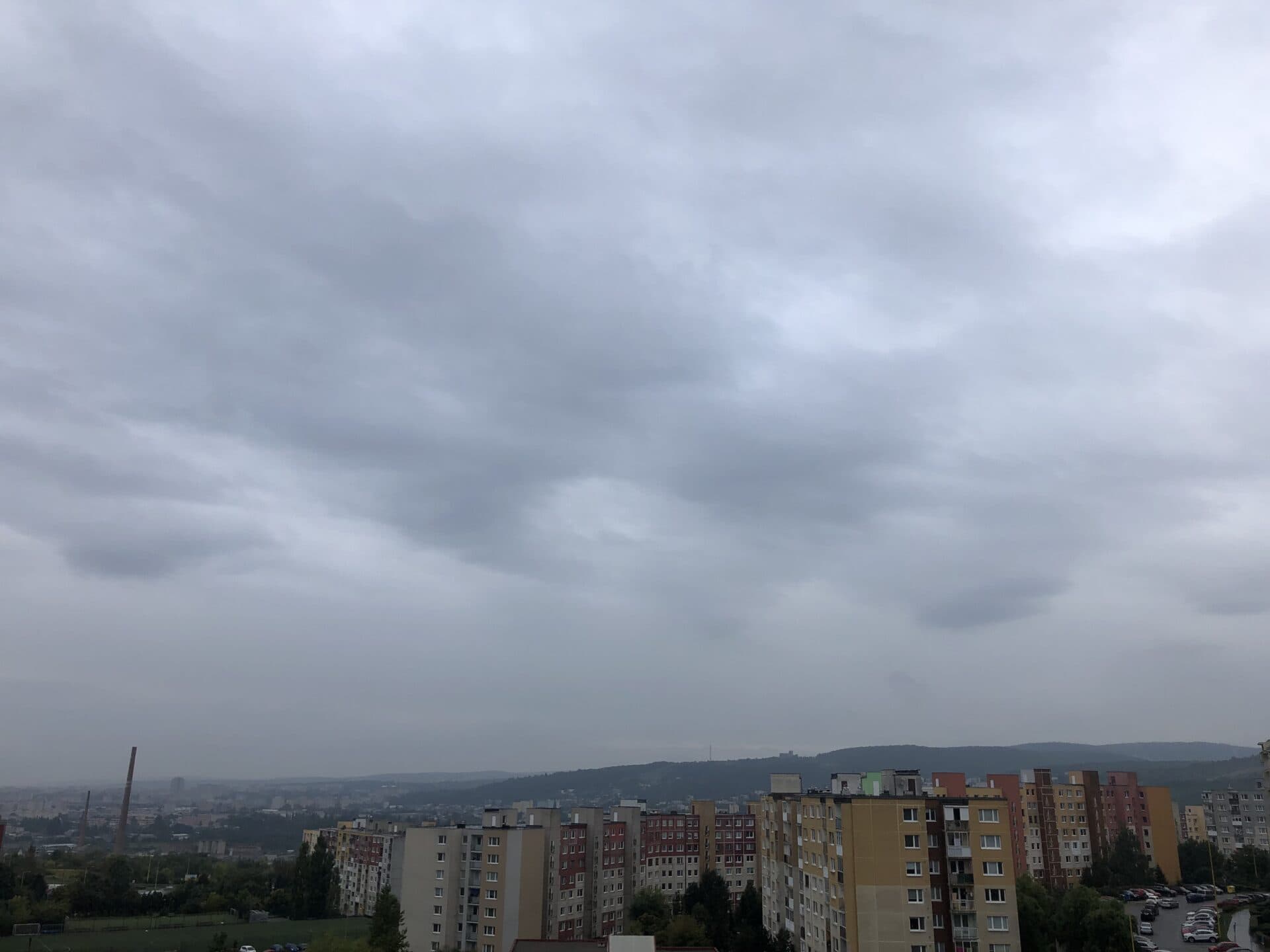 Dnes bude oblačno až zamračené, s dažďom a prehánkami