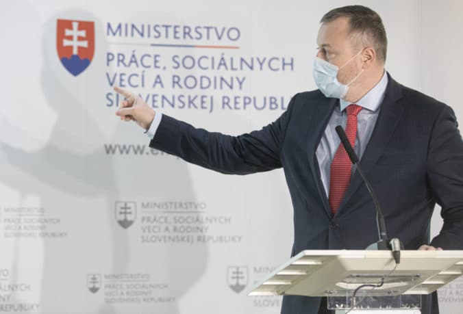 Poslanci dnes budú pokračovať v odvolávaní Krajniaka z funkcie ministra