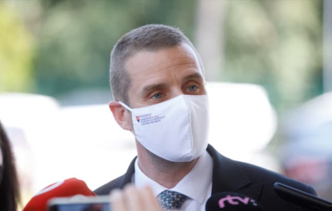 Prísnejšie pandemické opatrenia v zahraničí fungujú, konštatuje štátny tajomník