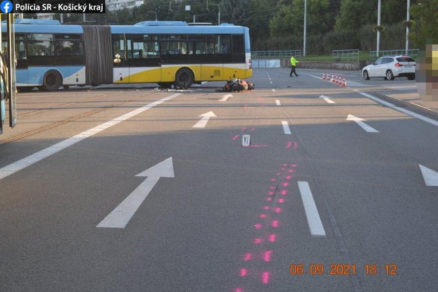 Motocyklista sa pri zrážke s autobusom ťažko zranil (foto)