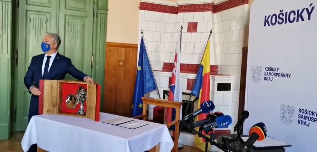 Kraj daruje pápežovi kalich s paténou, symbolizuje vďačnosť za blahorečenie Anny Kolesárovej