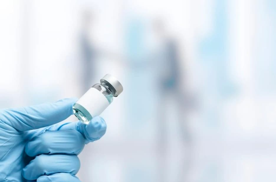 Firma Pfizer uviedla, že posilňujúca dávka jej vakcíny chráni aj pred omikronom