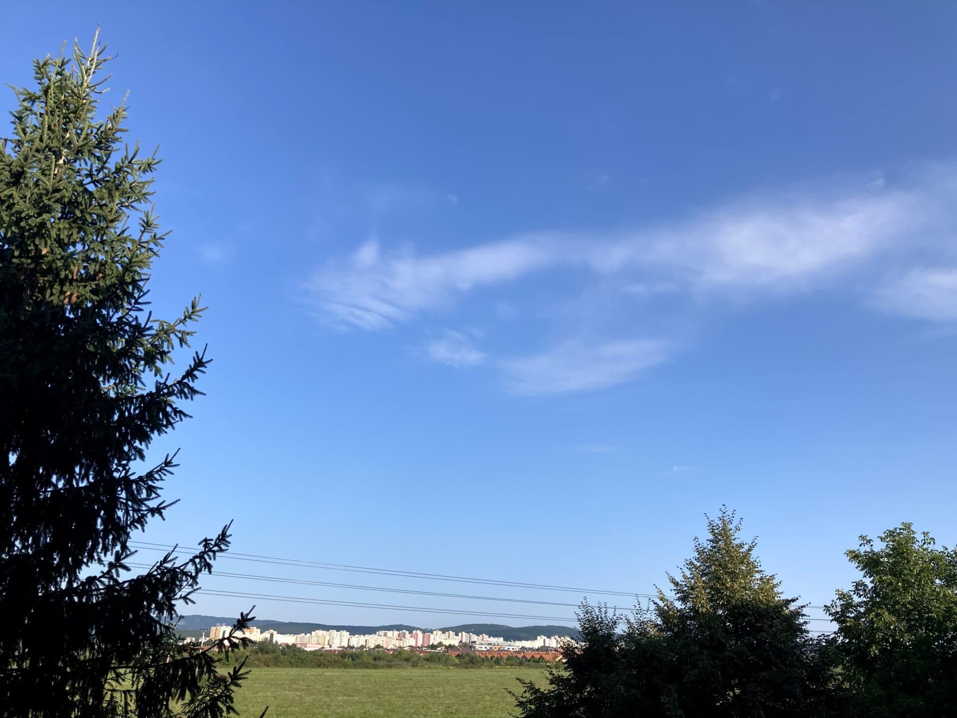 Dnes bude malá, miestami prechodne zväčšená oblačnosť