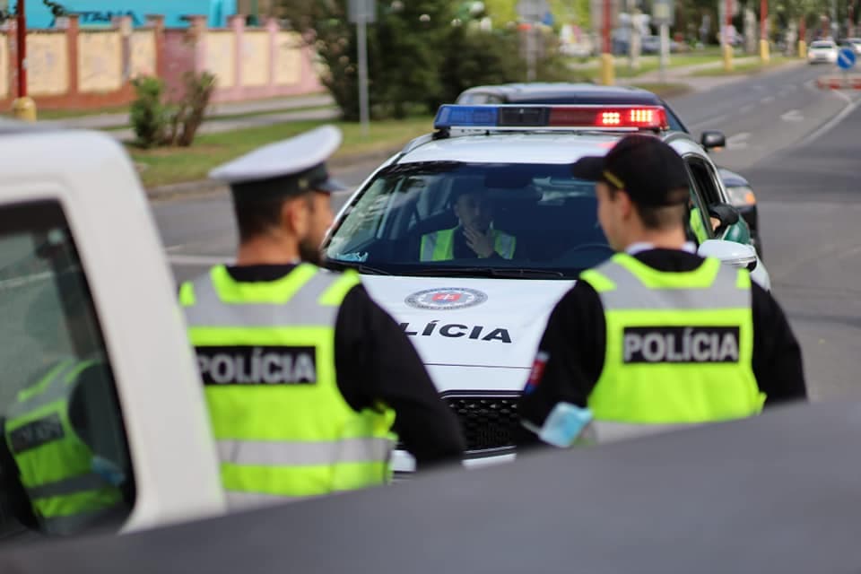 Reflexné prvky dokážu zachrániť život, polícia apeluje na ich používanie