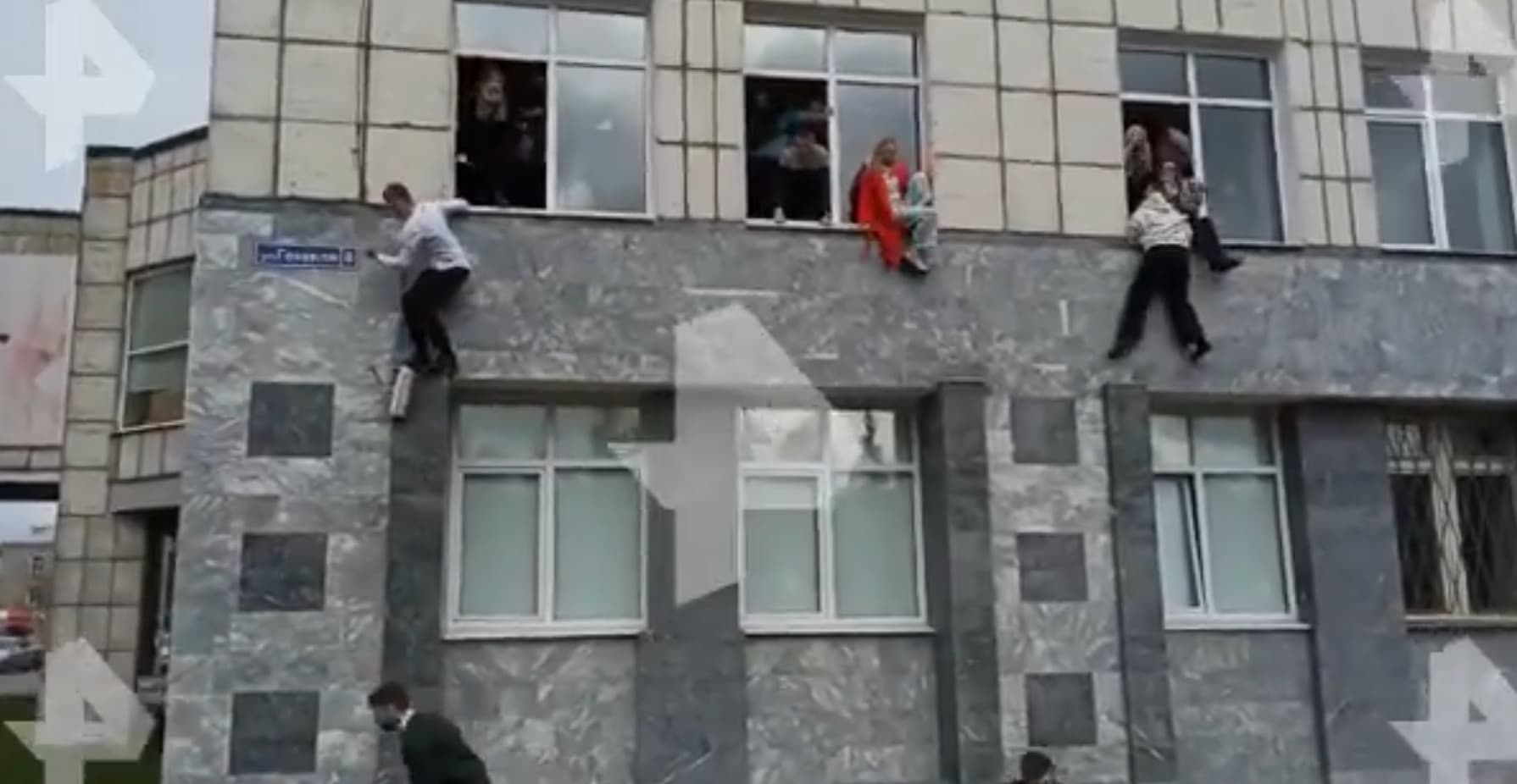 Na ruskej univerzite sa strieľalo, hlásených je 8 mŕtvych, študenti vyskakovali z okien (video)