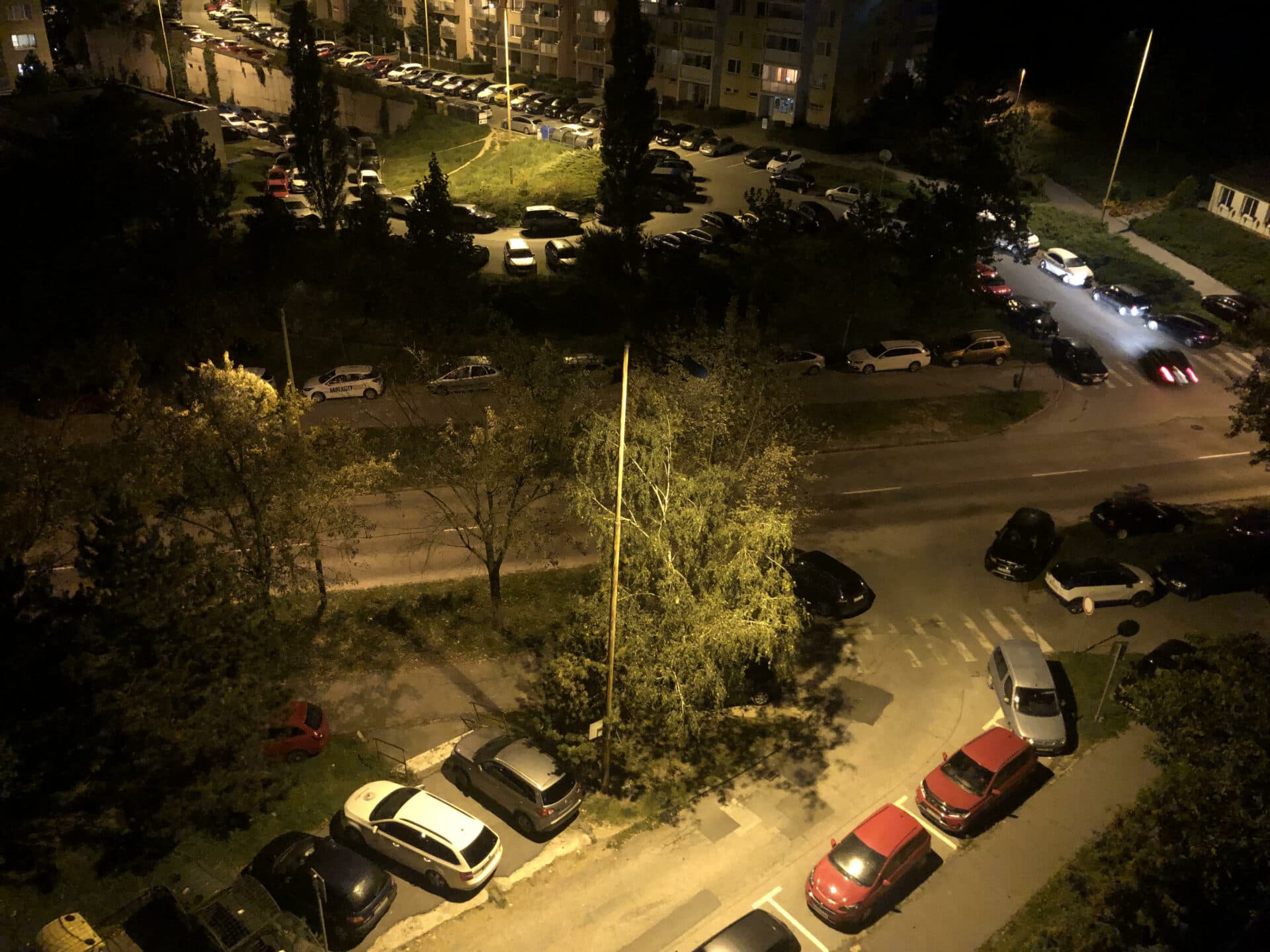 Parkovanie áut na chodníku bude opäť možné