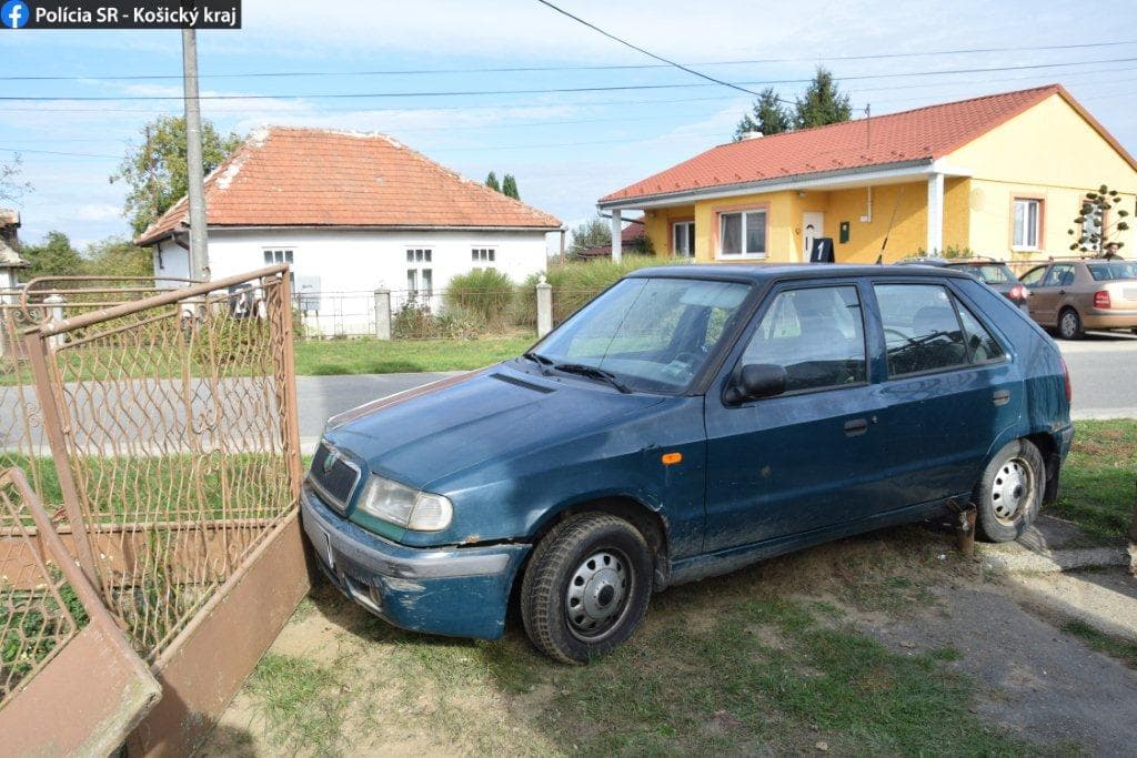 Mladík ukradol auto, vyrazil bránu a narazil do oplotenia ďalšieho domu (FOTO)