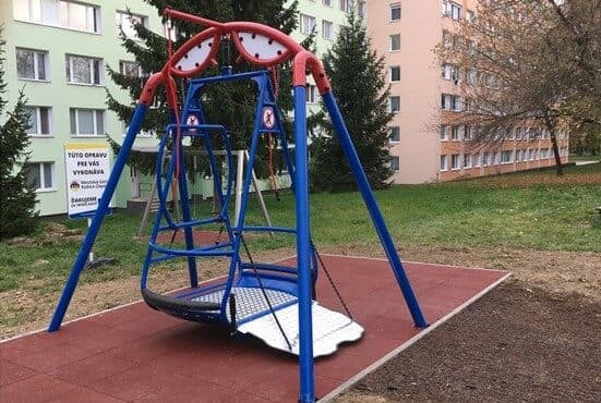 Novovybudovaný hojdací prvok určený pre deti na invalidnom vozíku