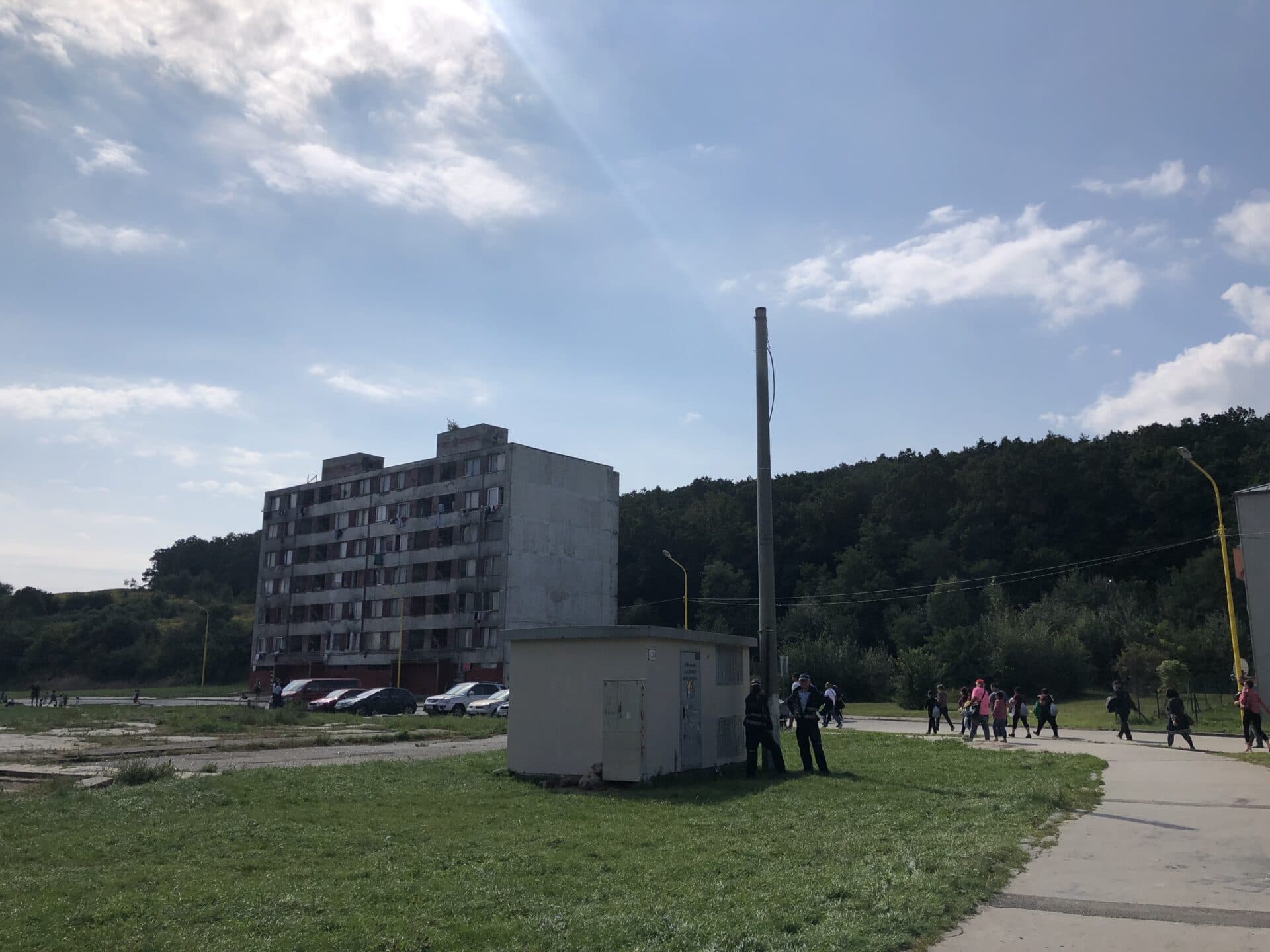 Požiar v noci zasiahol byty v dome na Luníku IX