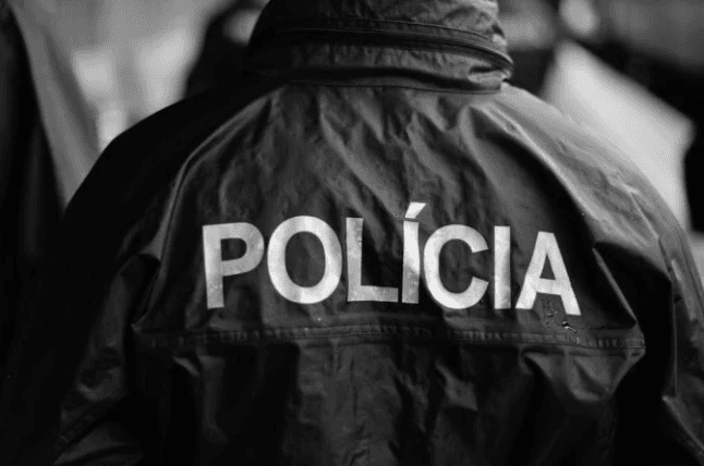 Polícia vyšetruje incident pred košickým bytovým podnikom, obvineniu čelia otec so synom