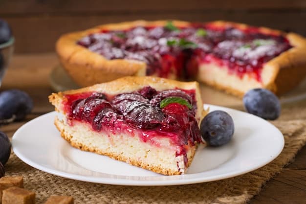Jednoduchý recept na jesenný slivkový koláč