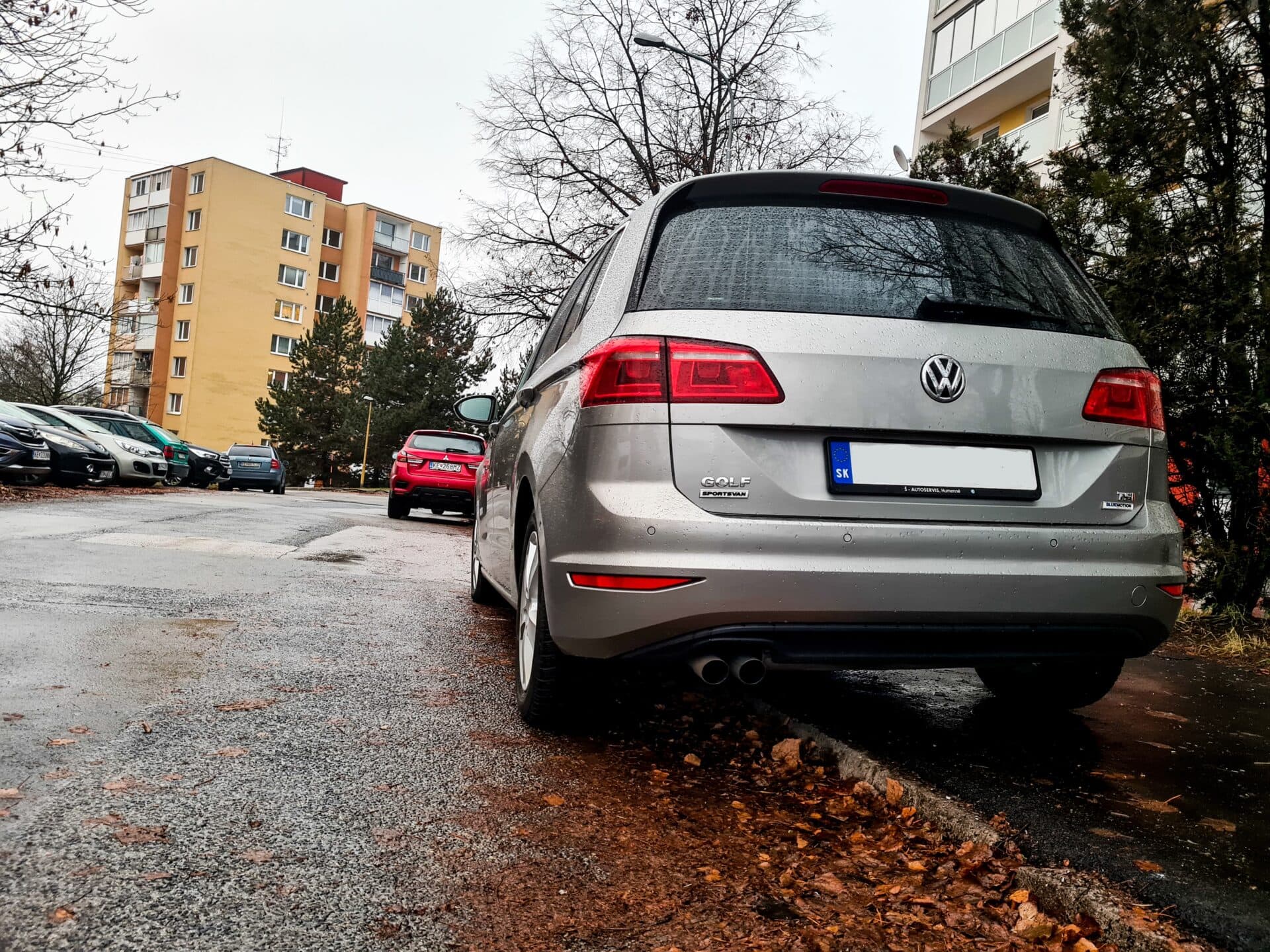 Parkovanie na sídliskách bude ešte náročnejšie. Po novom už motoristi na chodníkoch nezaparkujú