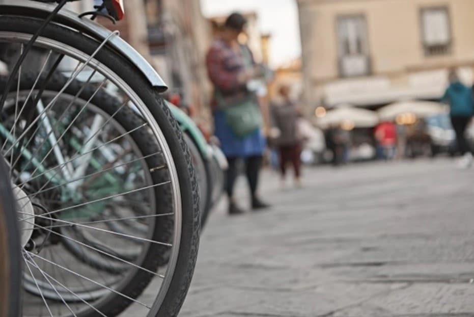 Poslanci upravili bočný odstup pri predchádzaní vodiča malého motocykla, cyklistu alebo chodca