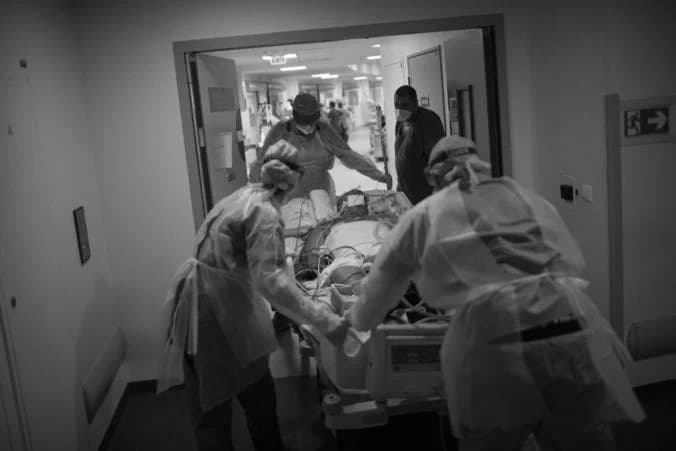 Česko spúšťa drsnú očkovaciu kampaň s fotografiami mŕtvych a trpiacich