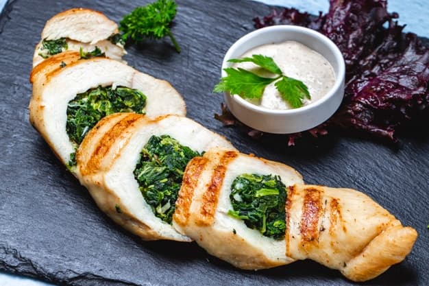 Jednoduchý a chutný recept na kuraciu roládu plnenú špenátom a syrom