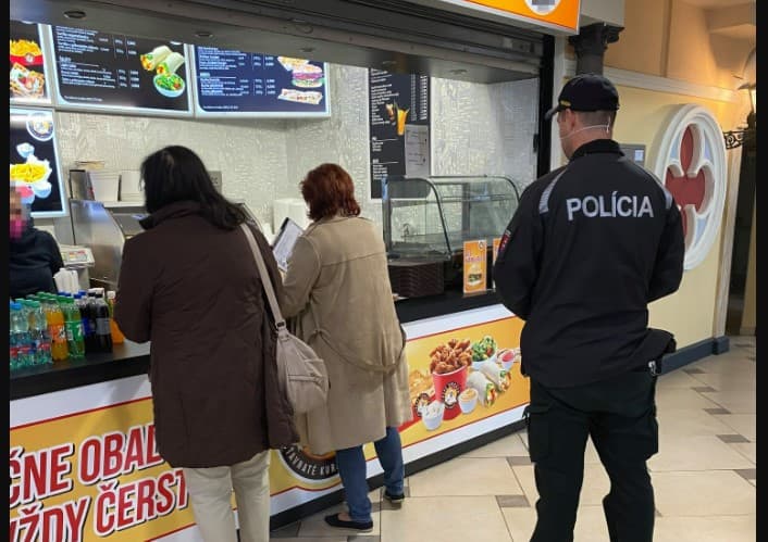 Policajti od pondelka zintenzívnili kontroly protipandemických opatrení