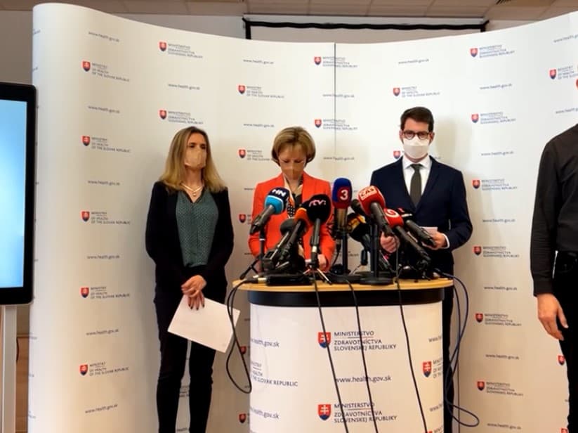 Odborníci navrhujú obmedziť pohyb v čiernych okresoch pre nezaočkovaných