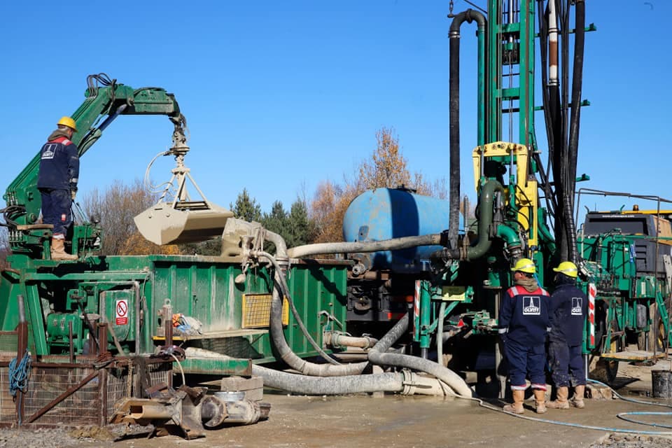 Nad geotermálnym zdrojom pri Čižaticiach už vŕtajú prvé stroje