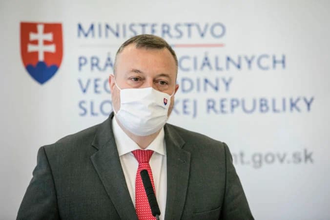 Prvá pomoc sa bude zamestnávateľom a SZČO vyplácať aj v januári a februári, uplatňovanie kurzarbeitu sa posunie