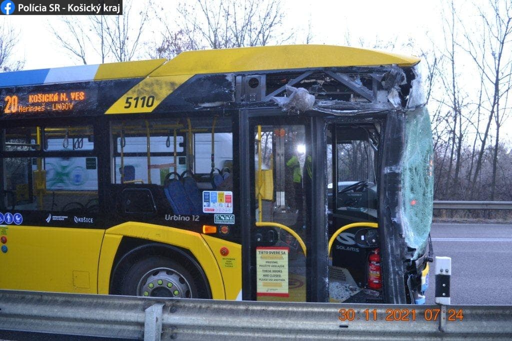 Pri zrážke autobusov na Sečovskej ceste došlo k poškodeniu nového autobusu (foto)