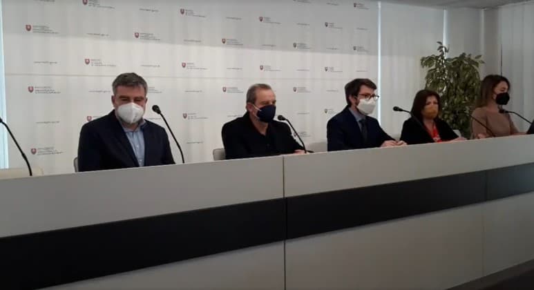 Do kontaktu s koronavírusom neprišla viac ako polovica nezaočkovaných Slovákov