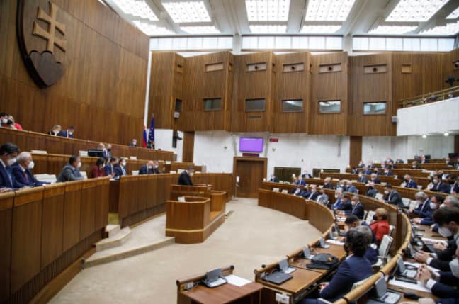 Parlament bude pokračovať v rokovaní o inštitúte partnerského spolužitia