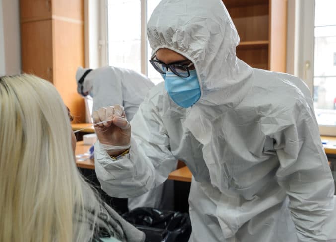 Počet COVID pacientov v nemocniciach klesá, aktuálne ich je hospitalizovaných 3 332
