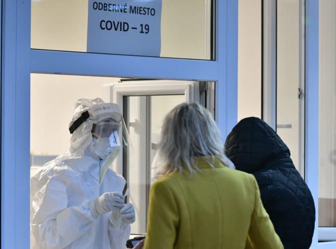 V stredu pribudlo zhruba 3 800 nakazených a 41 obetí