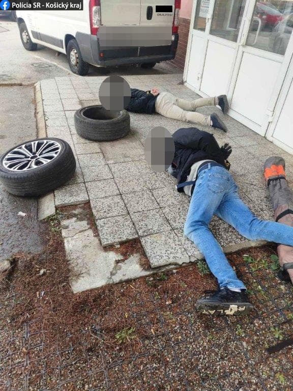 Majitelia garáží si vydýchnu. V rukách polície skončili dvaja muži, policajti však ešte neskončili
