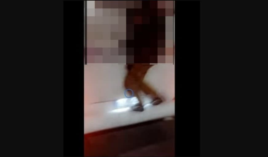 Maloletá osoba sa vozila na zadnom nárazníku autobusu