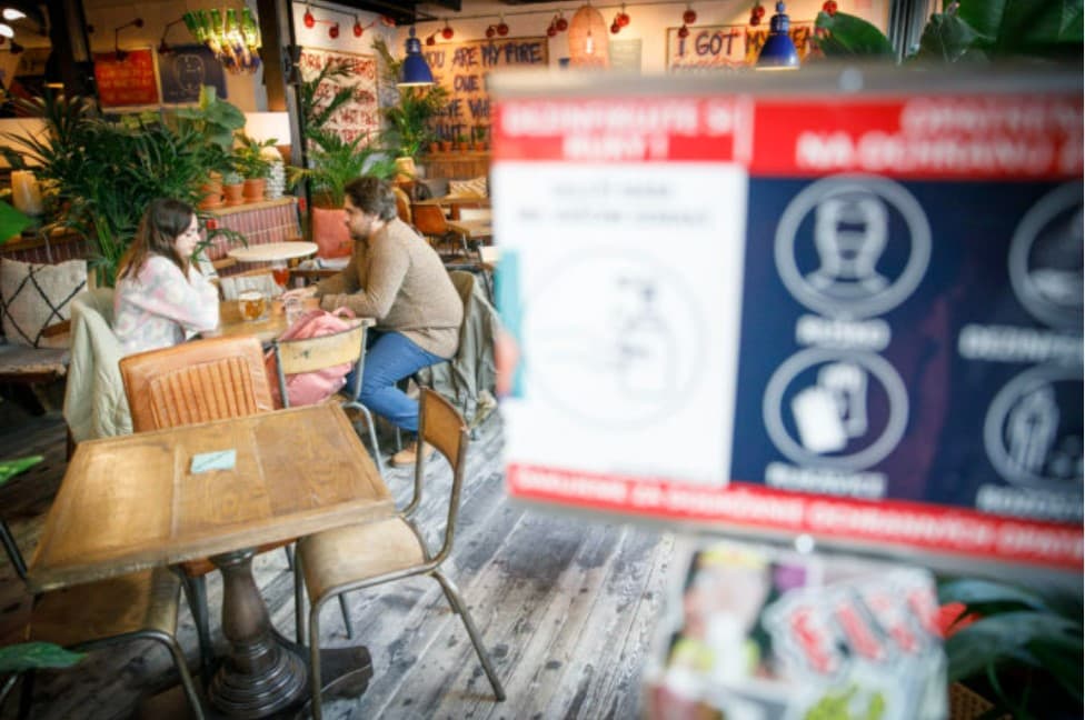 Povinný respirátor v exteriéri či rozšírenie režimu základ o viac prevádzok. TOTO sú nové opatrenia platné od stredy