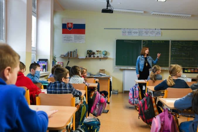 Polročné hodnotenie dnes dostane takmer 690-tisíc žiakov základných a stredných škôl