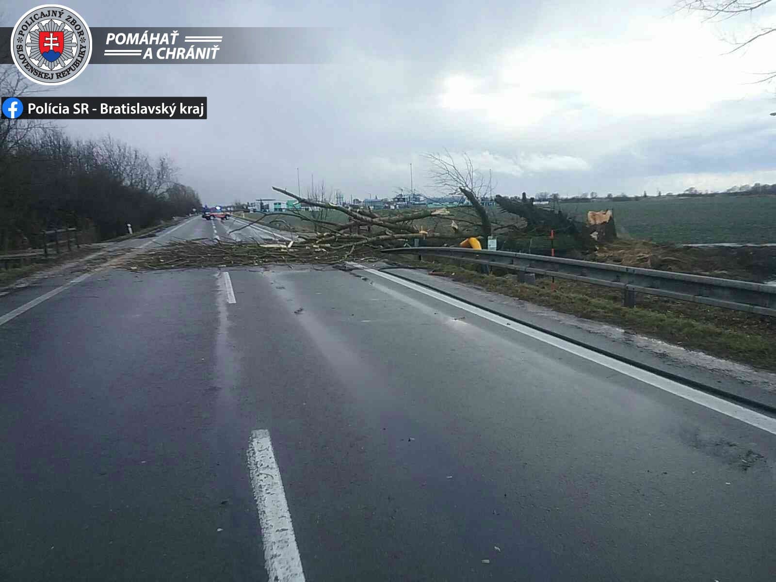 Silný vietor strhol strechu predajne v Spišskej Belej, hasiči zasahovali aj pre spadnutý strom na vozovke
